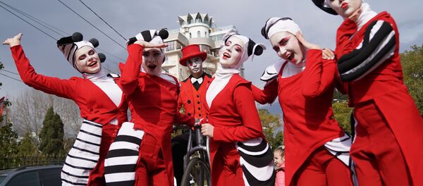 Парад уличных театров в Сочи - Sputnik Узбекистан