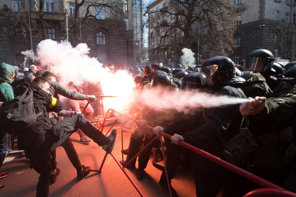 Столкновения между националистами и сотрудниками полиции возле здания администрации президента Украины в центре Киева - Sputnik Узбекистан