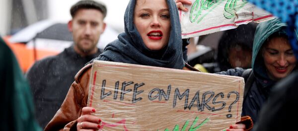 Участница митинга по принятию срочных мер по проблеме изменения климата в центре Амстердама - Sputnik Узбекистан