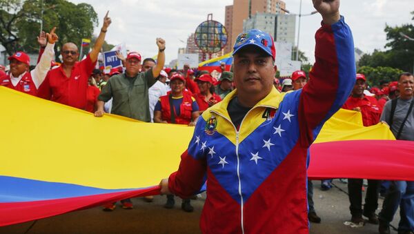 Участники акции в поддержку легитимного президента Венесуэлы Николаса Мадуро в Каракасе - Sputnik Узбекистан