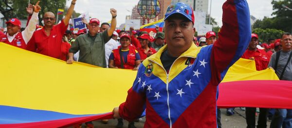 Участники акции в поддержку легитимного президента Венесуэлы Николаса Мадуро в Каракасе - Sputnik Узбекистан