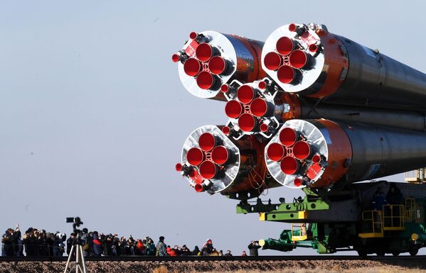 Транспортировка ракеты-носителя Союз-ФГ с пилотируемым кораблем Союз МС-12 на стартовую площадку космодрома Байконур - Sputnik Узбекистан