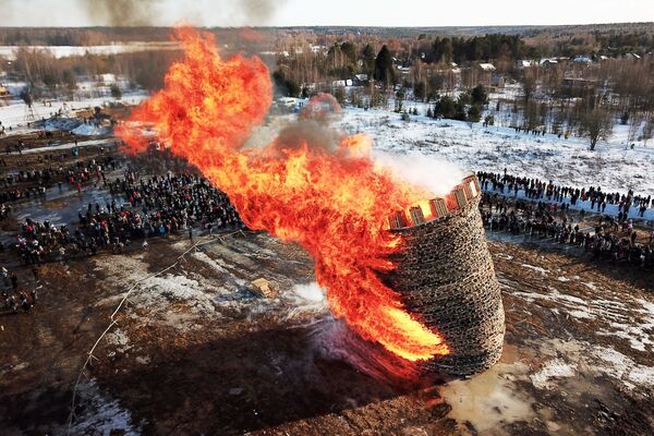 Участники празднования Широкой Масленицы во время сожжения Бастилии на территории деревни Никола-Ленивец - Sputnik Узбекистан