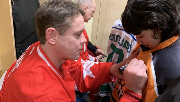 Хоккеист Павел Буре оставляет автограф на свитерах юных игроков Бинокора - Sputnik Узбекистан