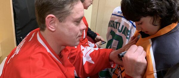 Хоккеист Павел Буре оставляет автограф на свитерах юных игроков Бинокора - Sputnik Узбекистан