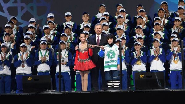 Шавкат Мирзиёев и юные спортсмены на церемонии открытия Humo Arena - Sputnik Ўзбекистон