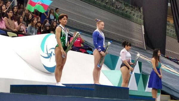 Гимнастка Оксана Чусовитина на церемонии награждения на этапе Кубка мира в Баку - Sputnik Узбекистан