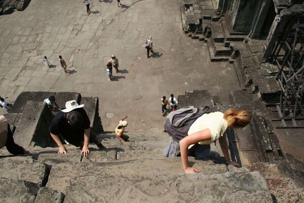 Лестница с уклоном 70 градусов в храмовом комплексе Ангкор-Ват, Камбоджа - Sputnik Узбекистан