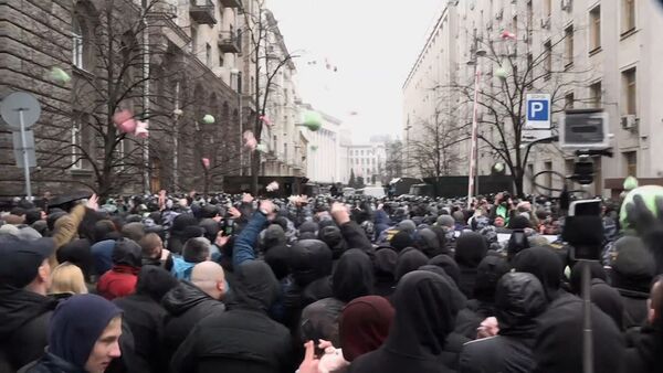 СПУТНИК_Националисты в Киеве закидали стражей порядка плюшевыми свиньями - Sputnik Узбекистан