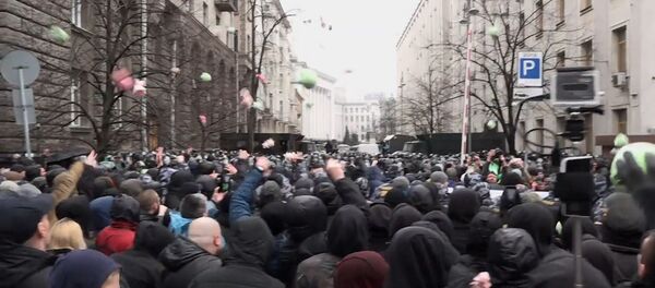 СПУТНИК_Националисты в Киеве закидали стражей порядка плюшевыми свиньями - Sputnik Узбекистан