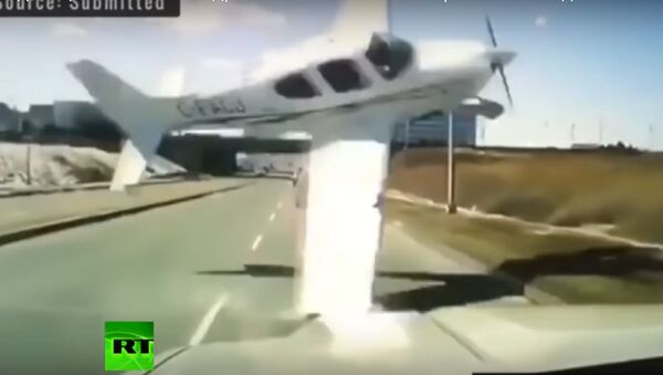 Падающий самолет чудом не протаранил автомобиль на шоссе  - Sputnik Узбекистан