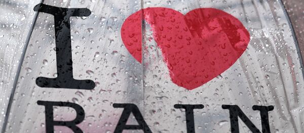 Зонт с надписью Я люблю дождь. - Sputnik Узбекистан