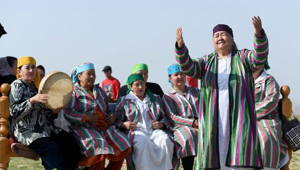 Узбекские женщины в национальных костюмах поют и играют во время турнира по купкари - Sputnik Узбекистан