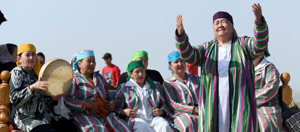 Узбекские женщины в национальных костюмах поют и играют во время турнира по купкари - Sputnik Узбекистан