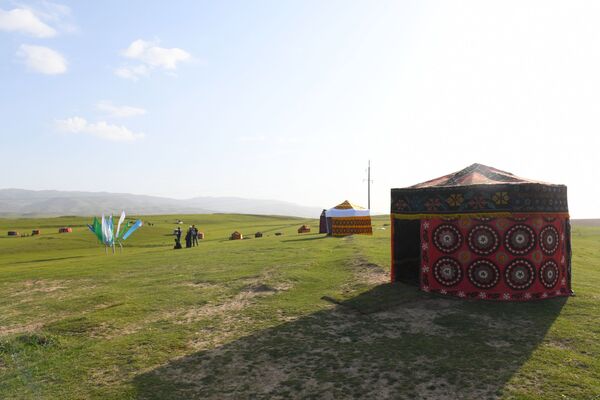 Юрты на поле, где проходил турнир по купкари - Sputnik Узбекистан