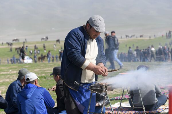 Mujchina gotovit shashlik vo vremya provedeniya turnira po kupkari v Samarkandskoy oblasti - Sputnik O‘zbekiston