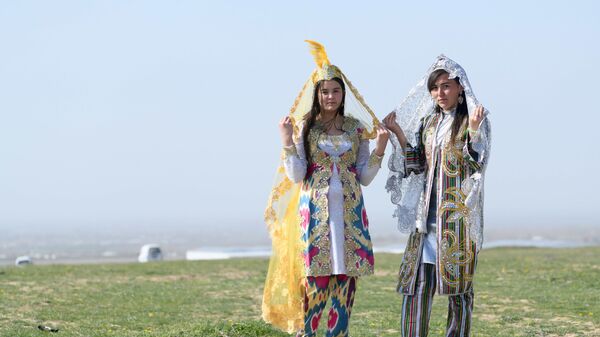 Узбекские девушки в традиционных нарядах невесты на турнире по купкари в Самаркандской области - Sputnik Узбекистан