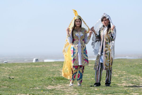 Узбекские девушки в традиционных нарядах невесты на турнире по купкари в Самаркандской области - Sputnik Узбекистан