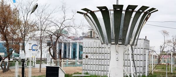 По словам сотрудника Узгидромета Светланы Сидоровой, в этом ведре накапливаются осадки. Затем они переливаются в специальный стакан, и таким образом устанавливают, сколько миллилитров выпало в сутки. - Sputnik Узбекистан