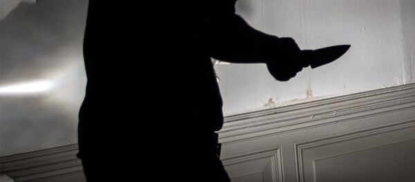 Силуэт человека с ножом в руке Силуэт человека с ножом в руке - Sputnik Ўзбекистон