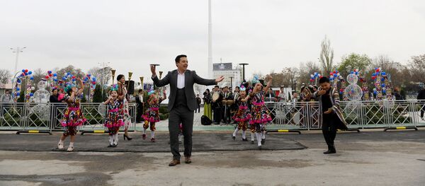 Na peresechenii ulis Mirzo Ulugbeka i Maxtumkuli v Tashkente ustanovili gosudarstvenniy flag Uzbekistana   - Sputnik O‘zbekiston