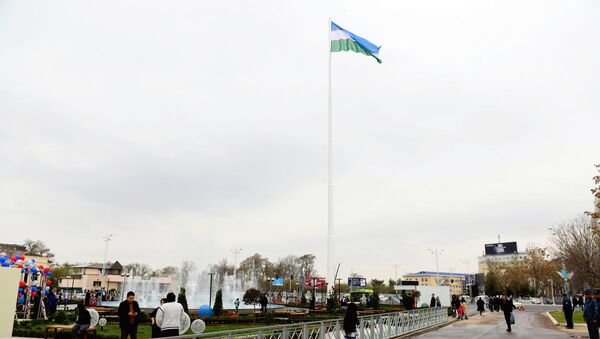 На пересечении улиц Мирзо Улугбека и Махтумкули в Ташкенте установили государственный флаг Узбекистана   - Sputnik Ўзбекистон