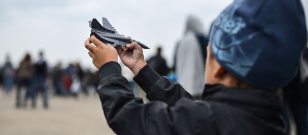 Ребенок с игрушкой в руках Ребенок с игрушкой в руках - Sputnik Ўзбекистон