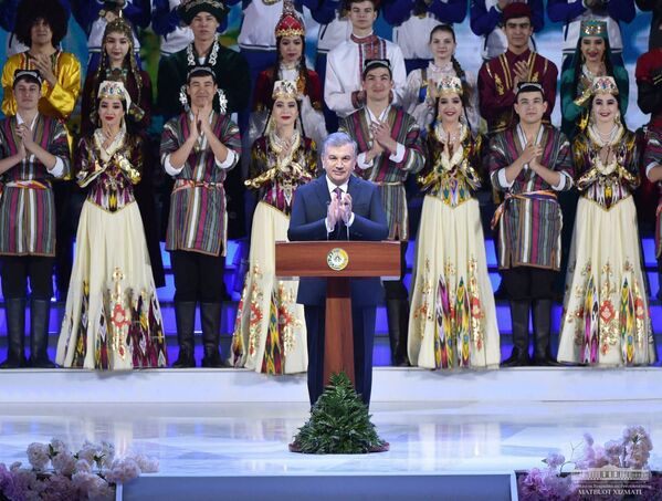 Шавкат Мирзиёев принял участие в торжественном мероприятии по случаю праздника Навруз - Sputnik Узбекистан
