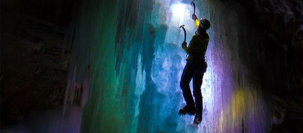 Мужчина в пещере Мужчина в пещере - Sputnik Узбекистан