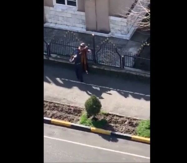 В Душанбе сотрудник ГАИ набросился с жезлом на прохожую В Душанбе сотрудник ГАИ набросился с жезлом на прохожую - Sputnik Узбекистан