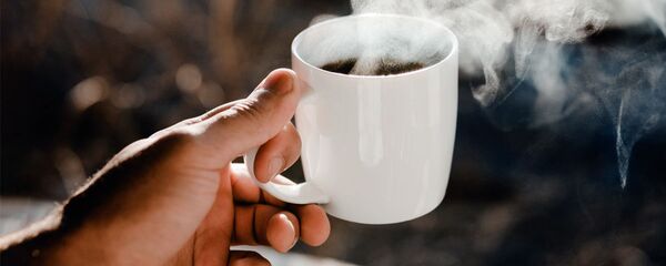 Кружка с горячим чаем в руке мужчины Кружка с горячим чаем в руке мужчины - Sputnik Ўзбекистон