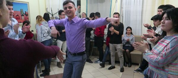 Студенты в Санкт-Петербурге отмечают Навруз Студенты в Санкт-Петербурге отмечают Навруз - Sputnik Ўзбекистон