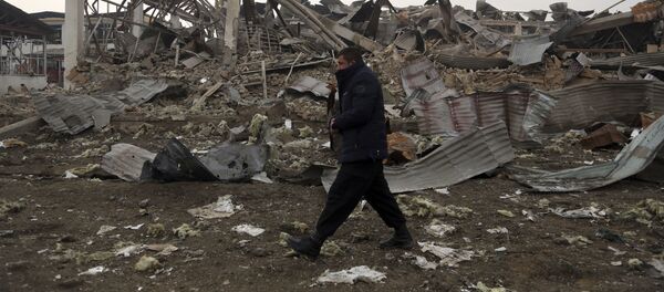 Афганский военнослужащий на месте взрыва  - Sputnik Узбекистан