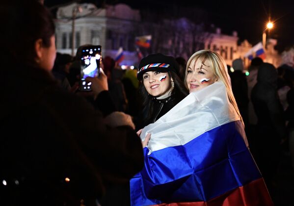 Зрители фотографируются на концерте в честь пятилетия воссоединения Крыма с Россией - Sputnik Узбекистан
