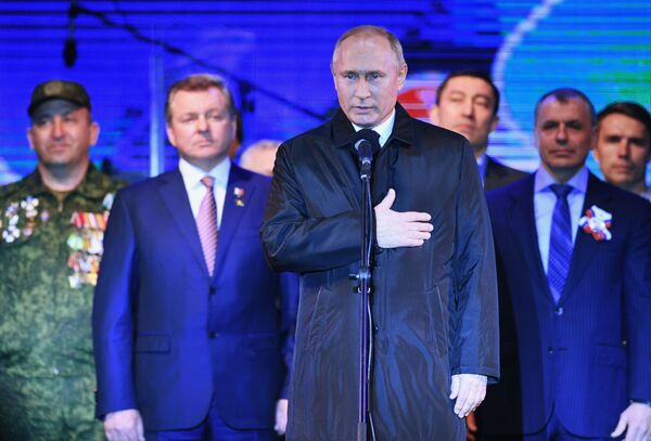 Президент РФ Владимир Путин на концерте в Симферополе по случаю пятилетия воссоединения Крыма с Россией - Sputnik Узбекистан