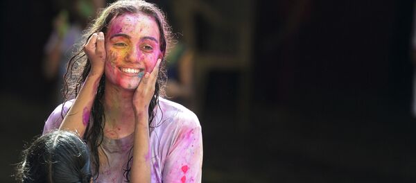 Слабовидящая учащаяся из Девнарской школы для слепых вместе с учителем на фестивале Холи в Хайдарабаде - Sputnik Узбекистан