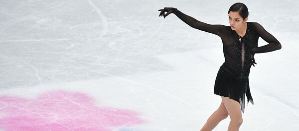 Евгения Медведева (Россия) выступает с произвольной программой в женском одиночном катании на чемпионате мира по фигурному катанию в Сайтаме. Евгения Медведева (Россия) выступает с произвольной программой в женском одиночном катании на чемпионате мира по фигурному катанию в Сайтаме. - Sputnik Узбекистан