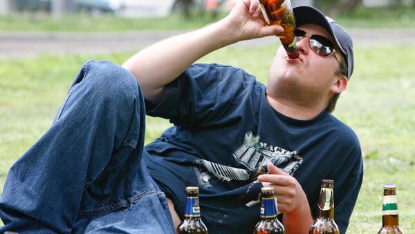 Молодой человек пьет пиво в парке. - Sputnik Узбекистан