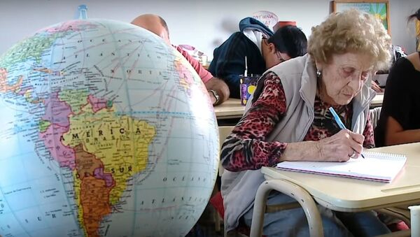 Женщина в 99 лет снова села за парту - Sputnik Узбекистан
