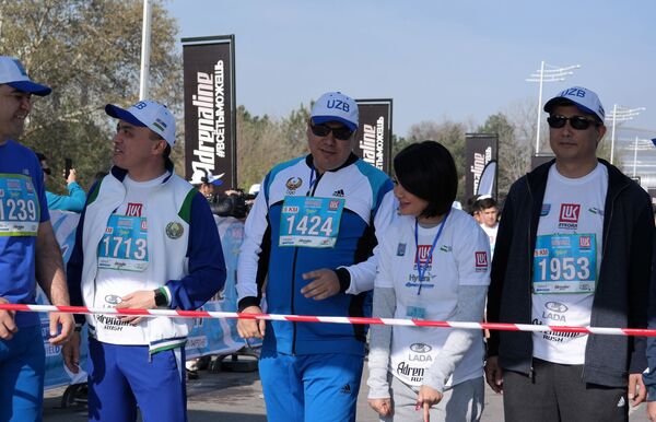 Заместитель премьер-министра Азиз Абдухакимов принял участи в марафоне посвященном Наврузу - Sputnik Ўзбекистон