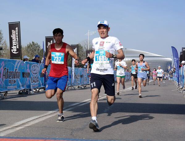 В самом ожидаемом забеге 2019 года участники пробежали две дистанции - 21,097 км (полумарафон) и забег спутник на 5 км - Sputnik Узбекистан