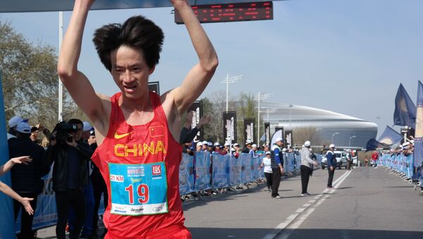 В полумарафоне первым финишировал бегун из Китая Ли Янг - Sputnik Ўзбекистон