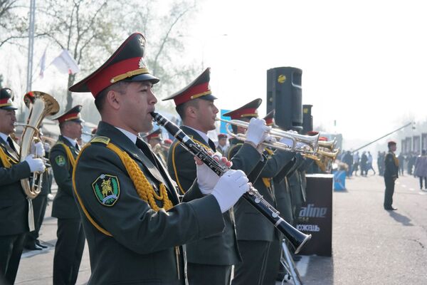 Участников марафона чествовал военный оркестр. - Sputnik Ўзбекистон