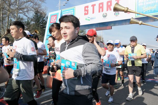 В марафоне приняли участие свыше 1600 человек из 28 стран - профессионалы и любители легкой атлетики. - Sputnik Ўзбекистон