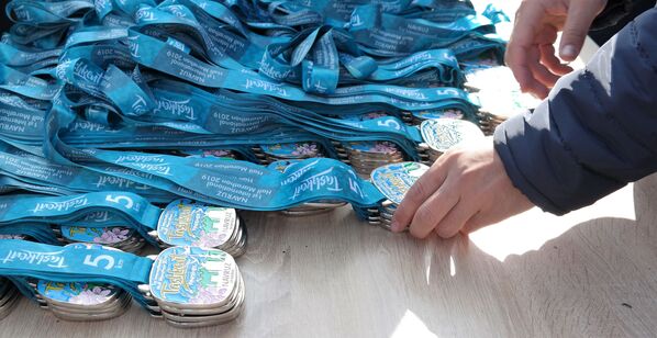 Vse uchastniki zabega bili nagrajdeni na finishe pamatnimi medalyami. - Sputnik O‘zbekiston