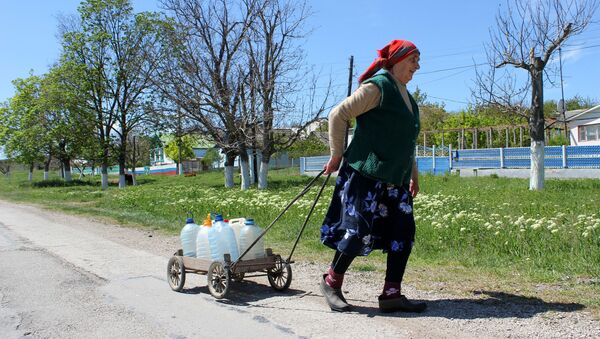 Женщина тащит бутыли с питьевой водой - Sputnik Ўзбекистон