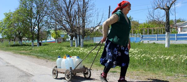 Женщина тащит бутыли с питьевой водой - Sputnik Ўзбекистон