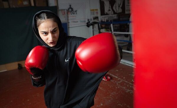 Ломая стереотипы: 18-летняя девушка впервые выйдет на ринг в хиджабе - Sputnik Узбекистан