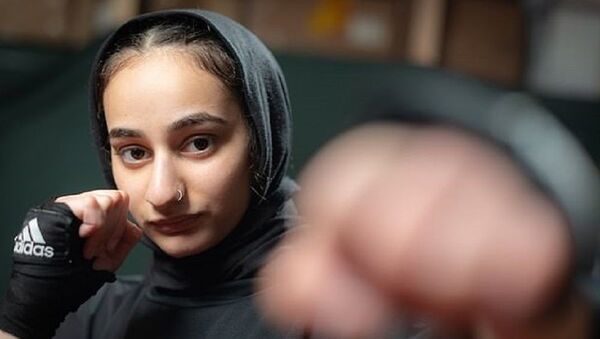 Ломая стереотипы: 18-летняя девушка впервые выйдет на ринг в хиджабе - Sputnik Узбекистан
