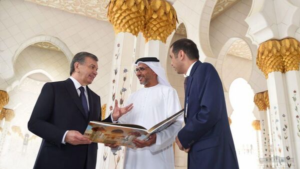 Президент Шавкат Мирзиёев посетил мемориал Вахат аль-Карама - Sputnik Узбекистан